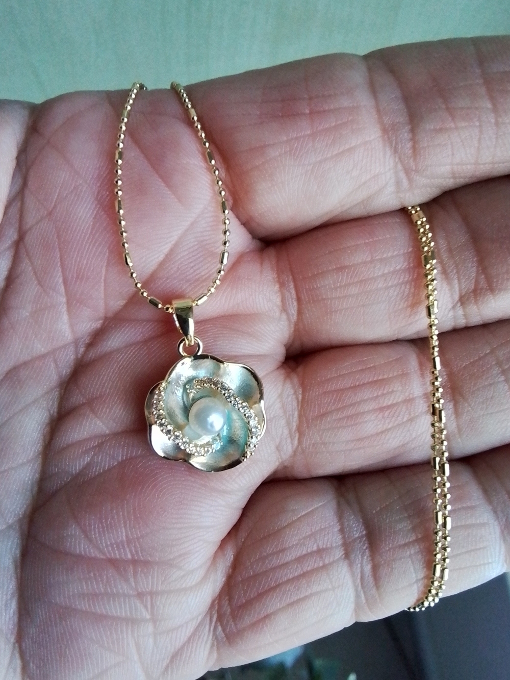 Elegant Gold Flower Pendant Necklace with Pearl Accent